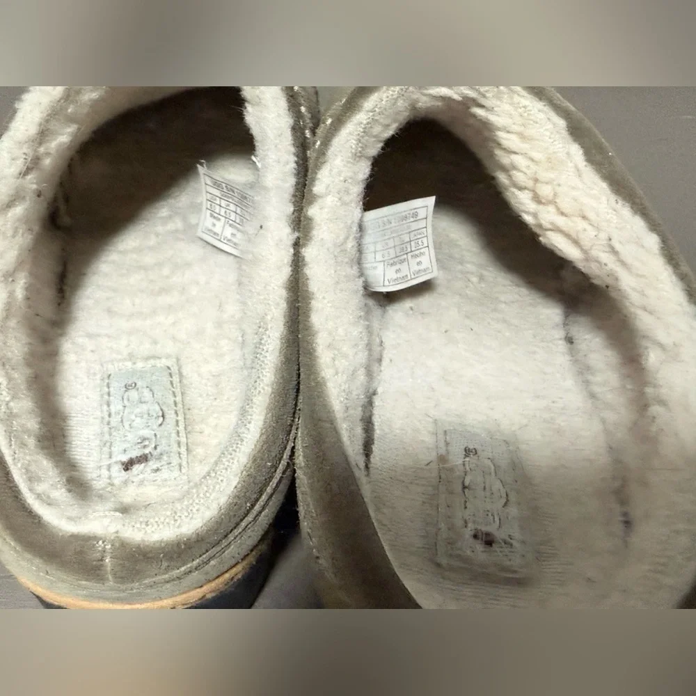 UGG Women’s Size 8 1/2 Lynwood Closed Toe Clogs Shoes Khaki Color Suede - Picture 5 of 15